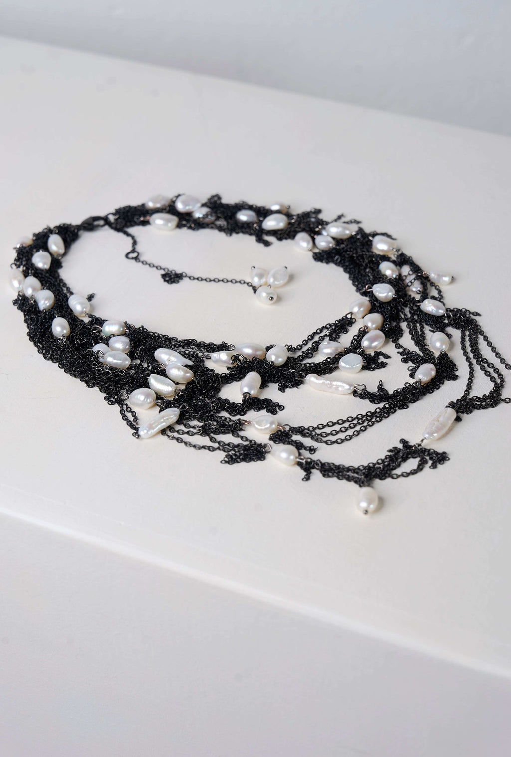 Pearls Necklace (Black × Creamy White)