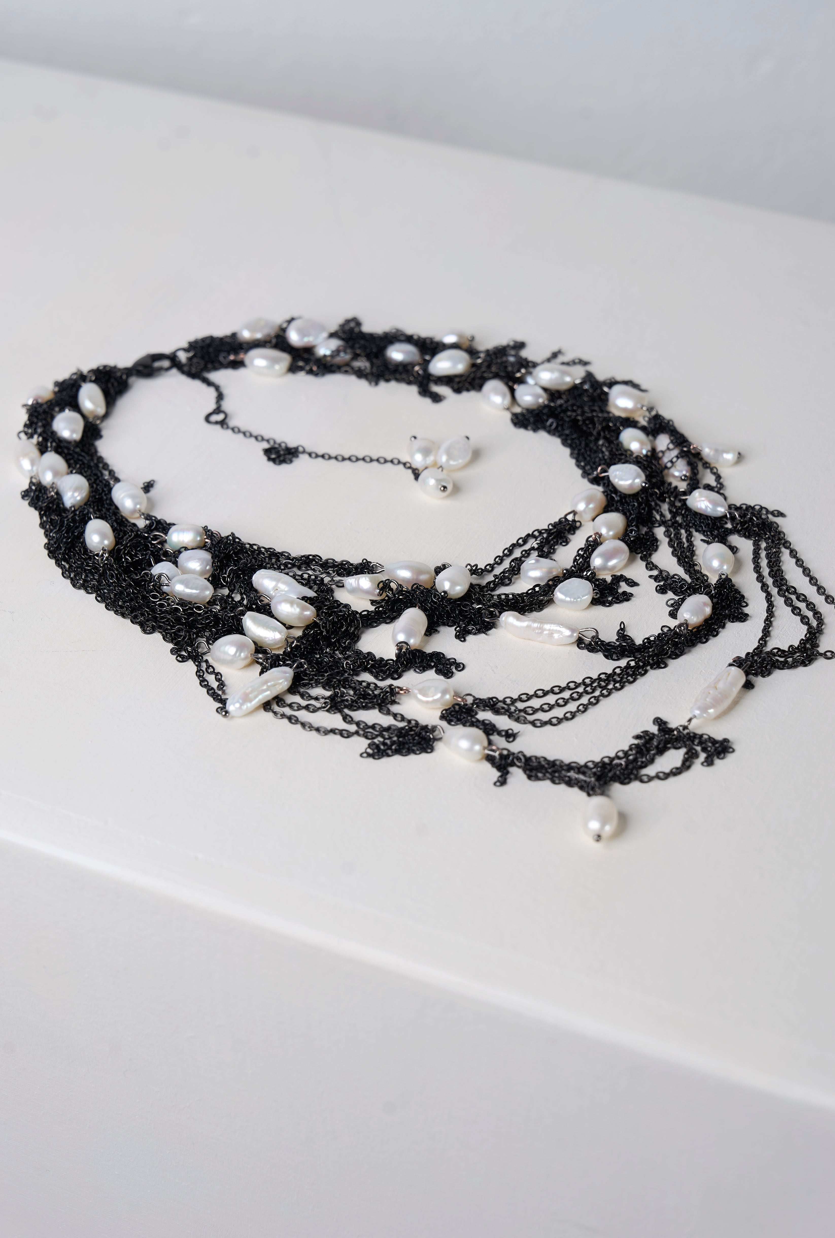 Pearls Necklace (Black × Creamy White)