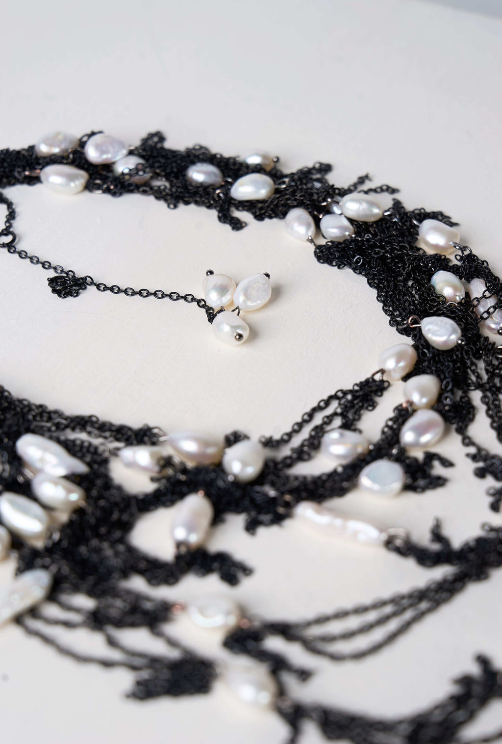 Pearls Necklace (Black × Creamy White)