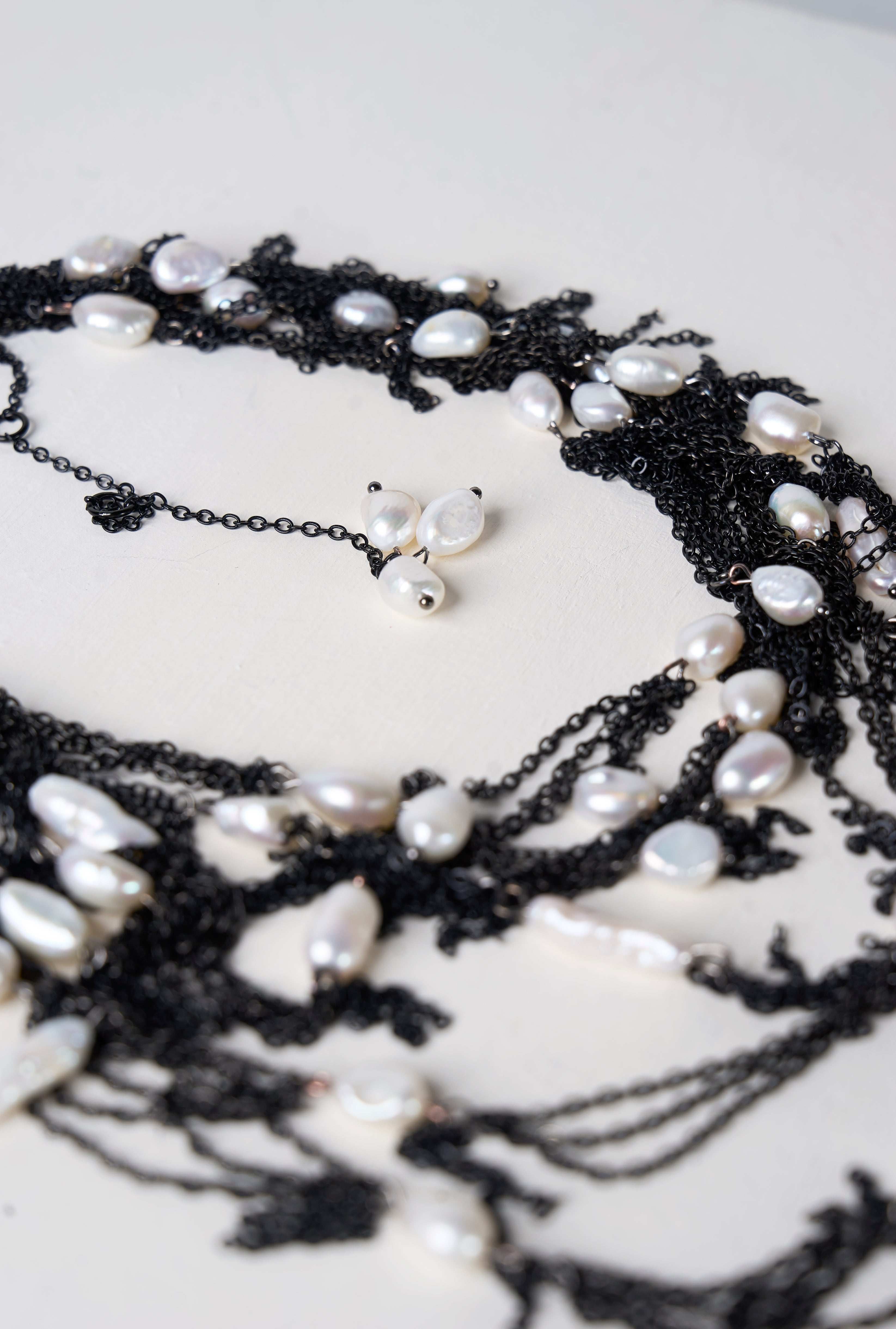 Pearls Necklace (Black × Creamy White)