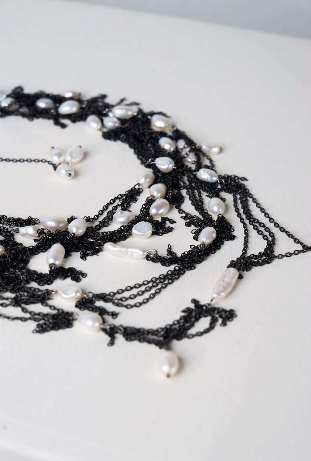 Pearls Necklace (Black × Creamy White)