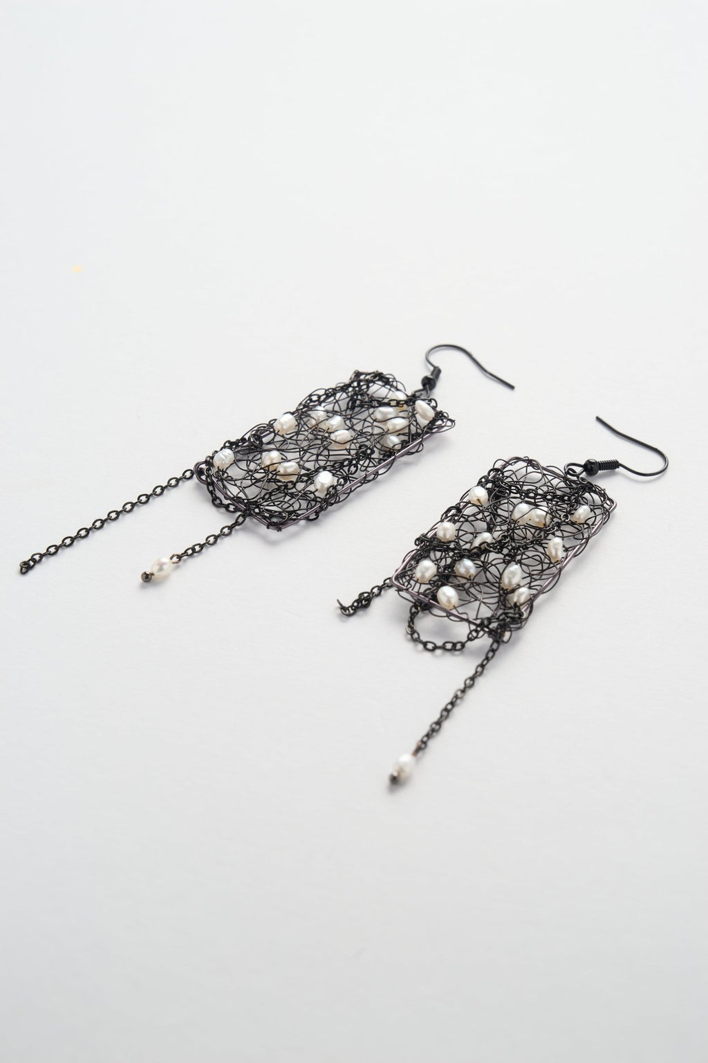 French Knit Pearl Mesh Earrings (Black × Gun-black × White)