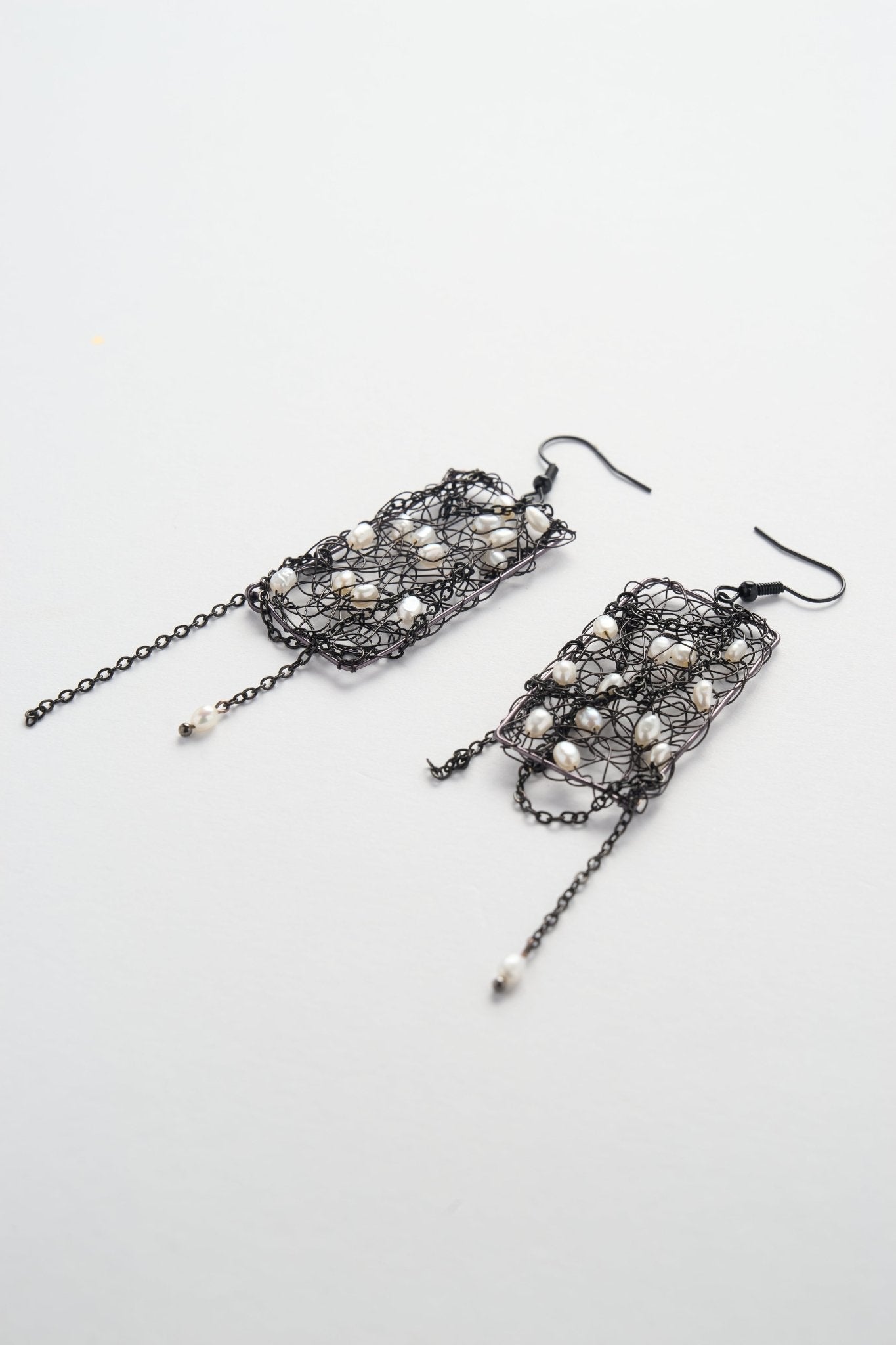 French Knit Pearl Mesh Earrings (Black × Gun-black × White)