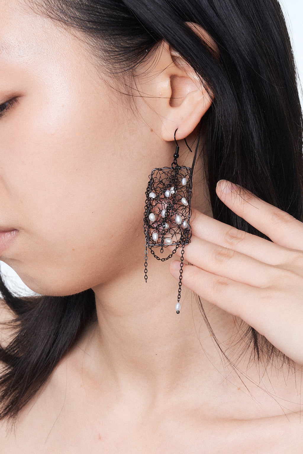 French Knit Pearl Mesh Earrings (Black × Gun-black × White)