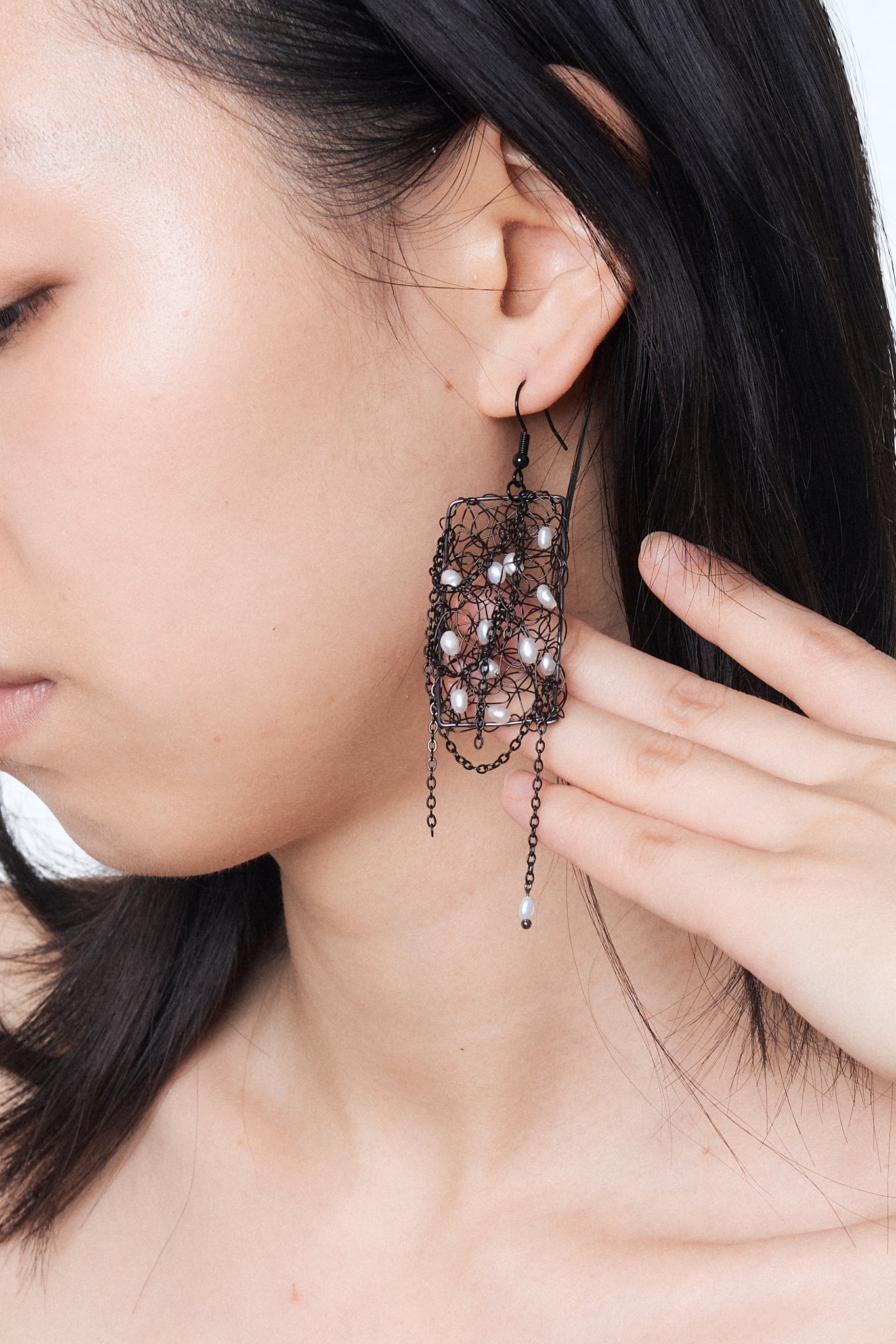 French Knit Pearl Mesh Earrings (Black × Gun-black × White)