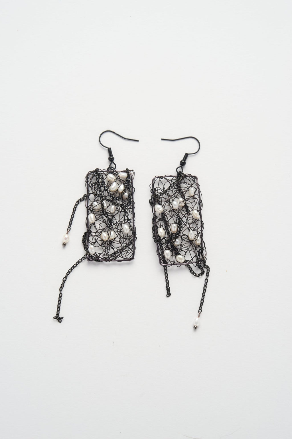 French Knit Pearl Mesh Earrings (Black × Gun-black × White)