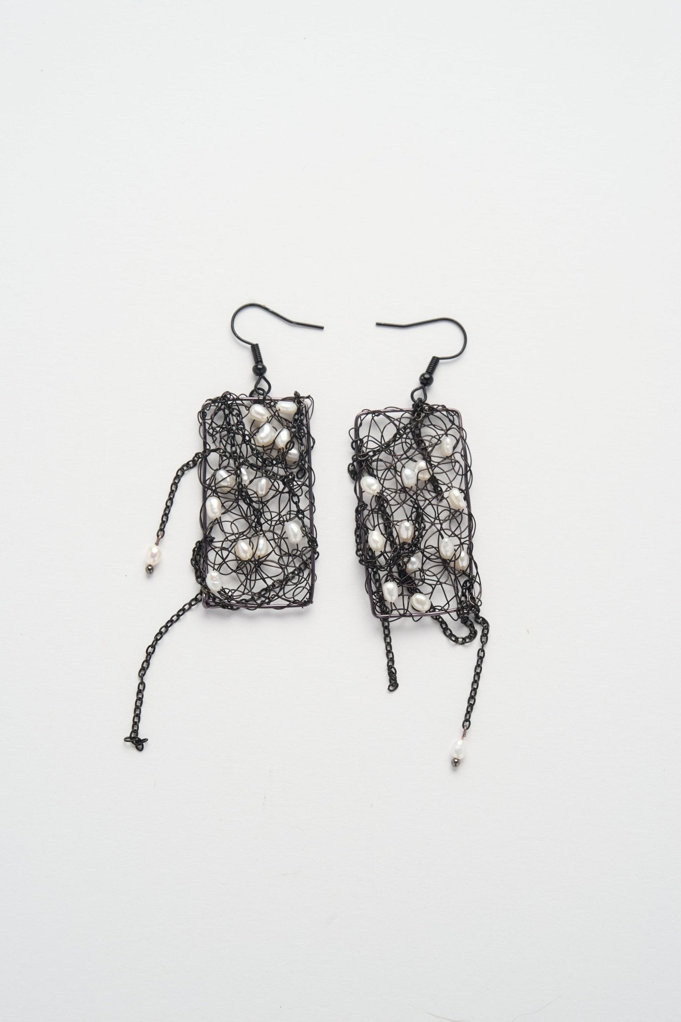 French Knit Pearl Mesh Earrings (Black × Gun-black × White)