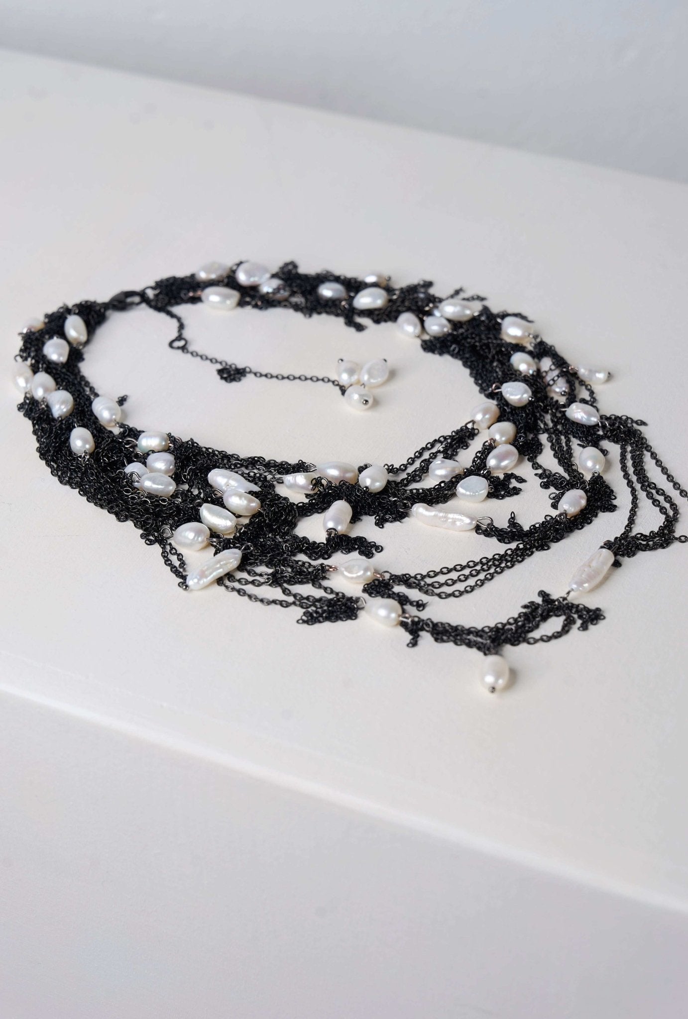Layered Chain Pearl Necklace (Black × Creamy White) - Machtvoll