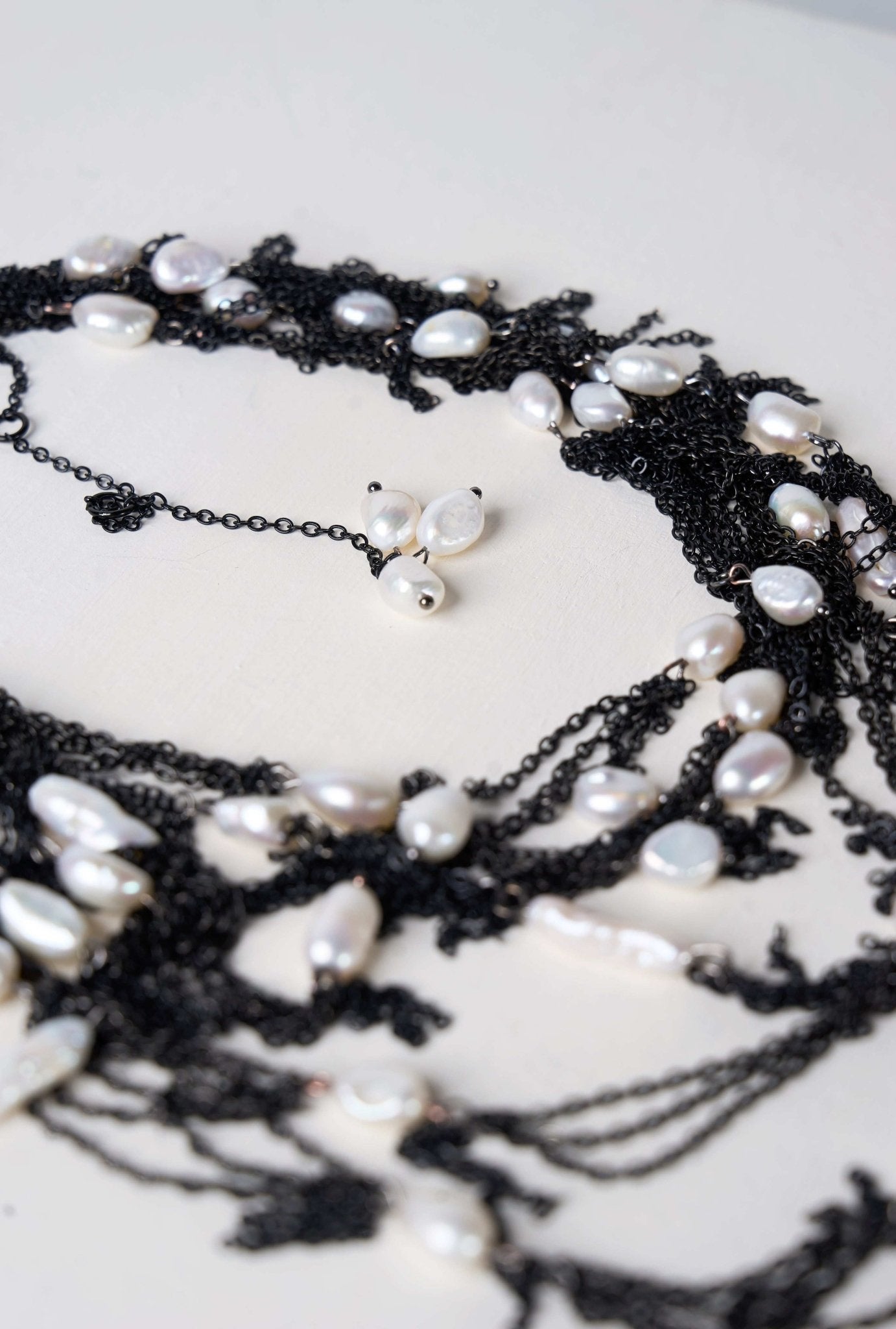 Layered Chain Pearl Necklace (Black × Creamy White) - Machtvoll
