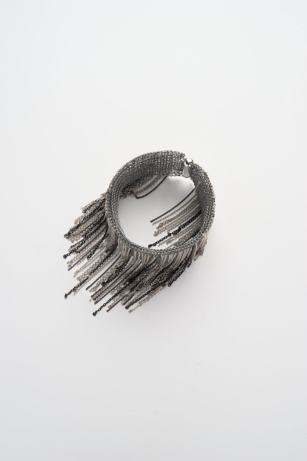 Drahtgehäkeltes Fransenarmband (Graphitsilber)