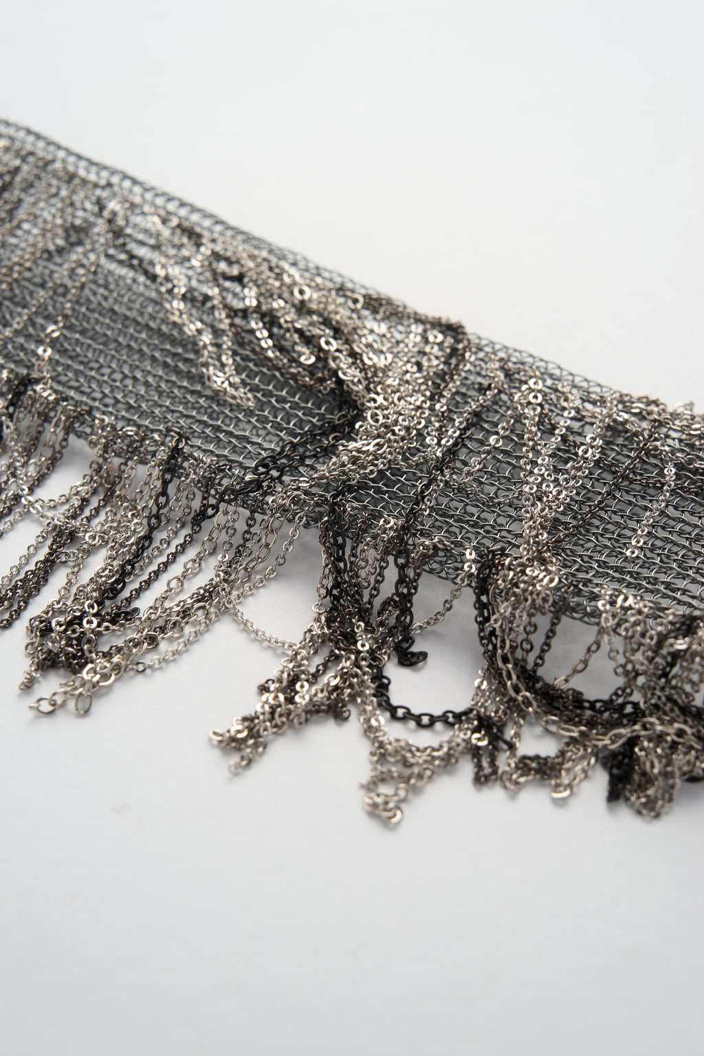 Drahtgehäkeltes Fransenarmband (Graphitsilber)