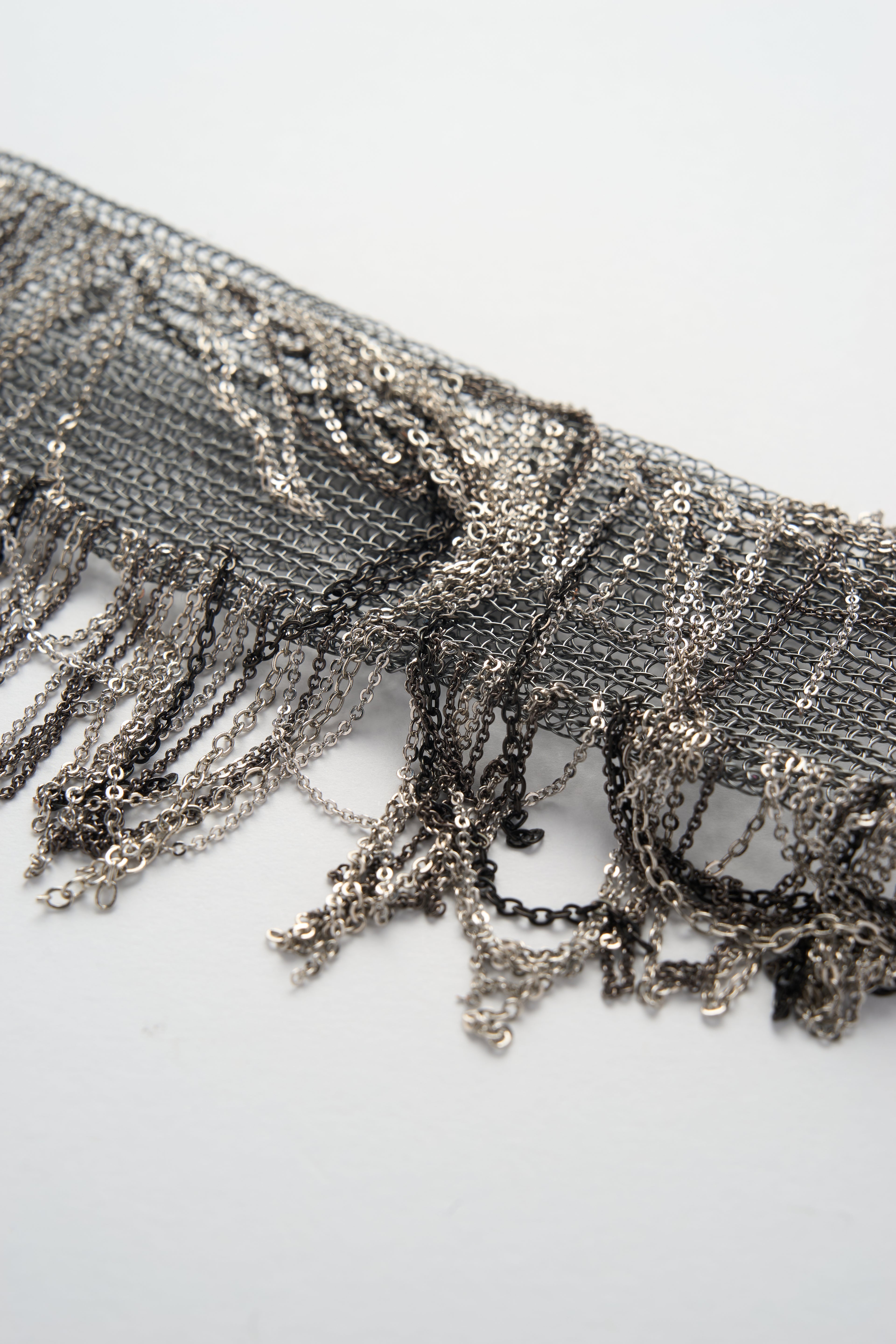 Drahtgehäkeltes Fransenarmband (Graphitsilber)