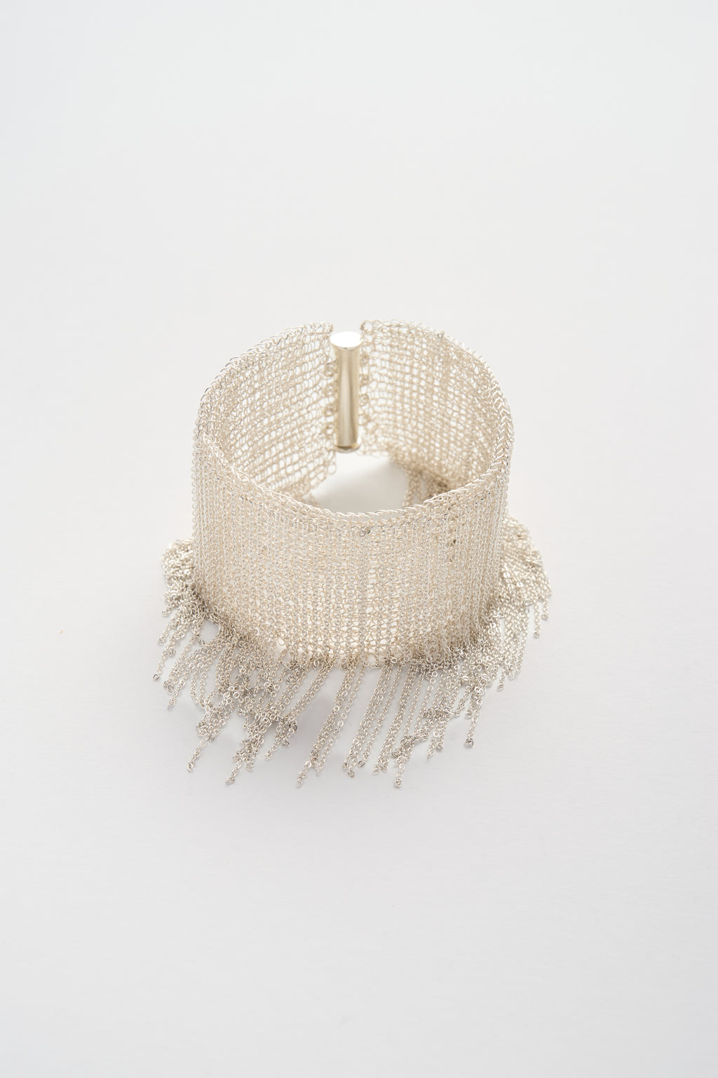 Drahtgehäkeltes Fransenarmband (Silberweiß)