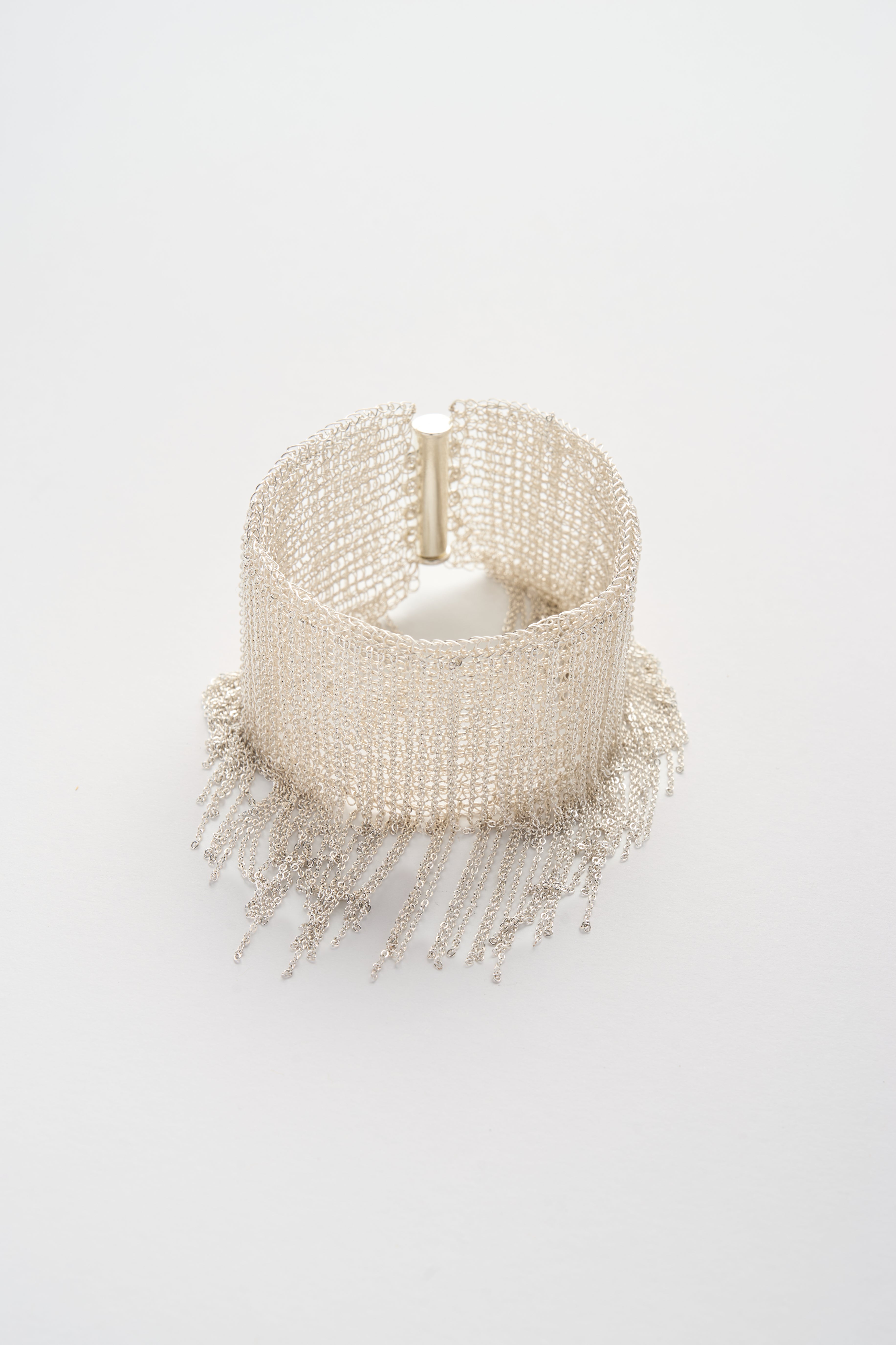 Drahtgehäkeltes Fransenarmband (Silberweiß)