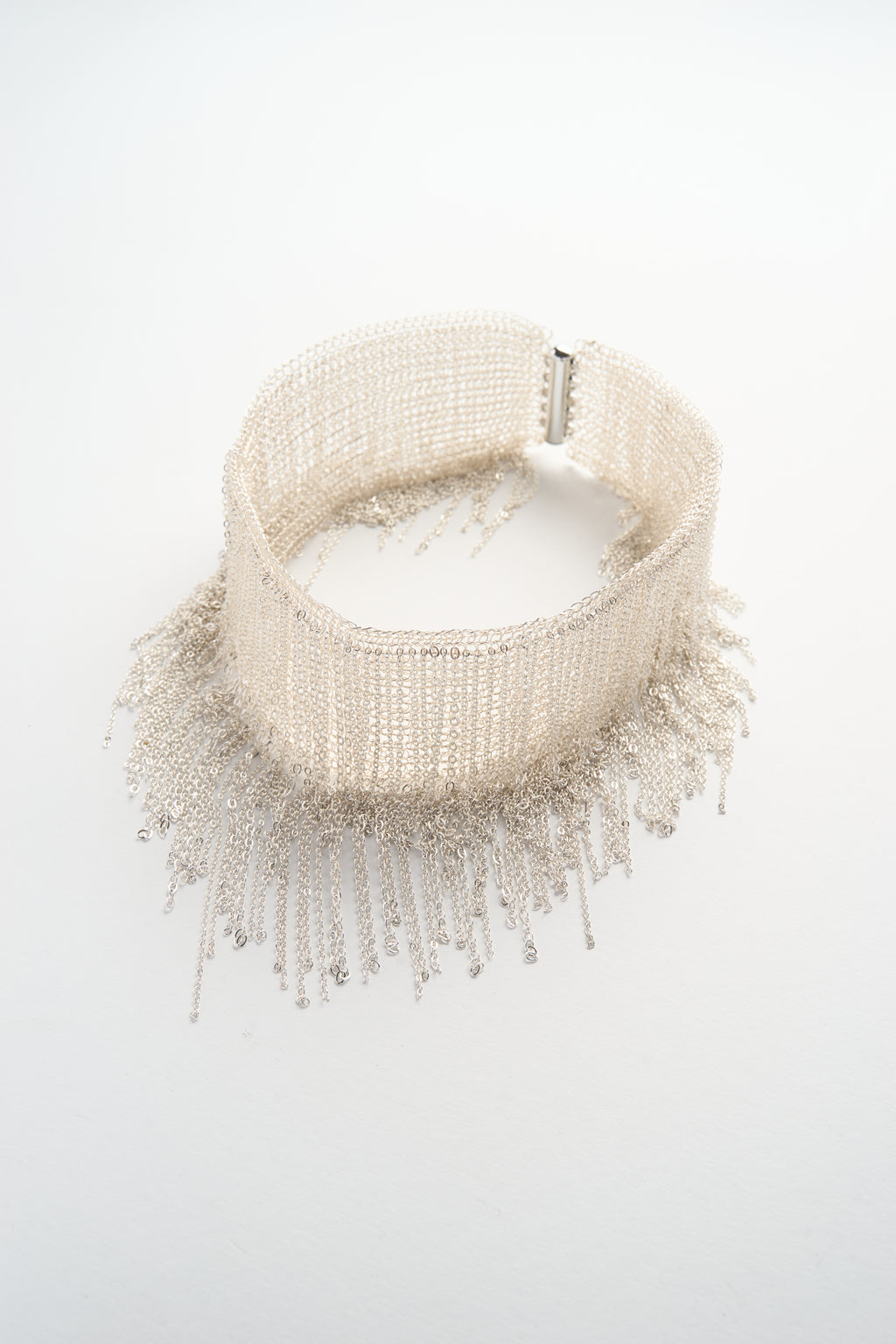 Drahtgehäkelter Fransen-Choker (Silberweiß)