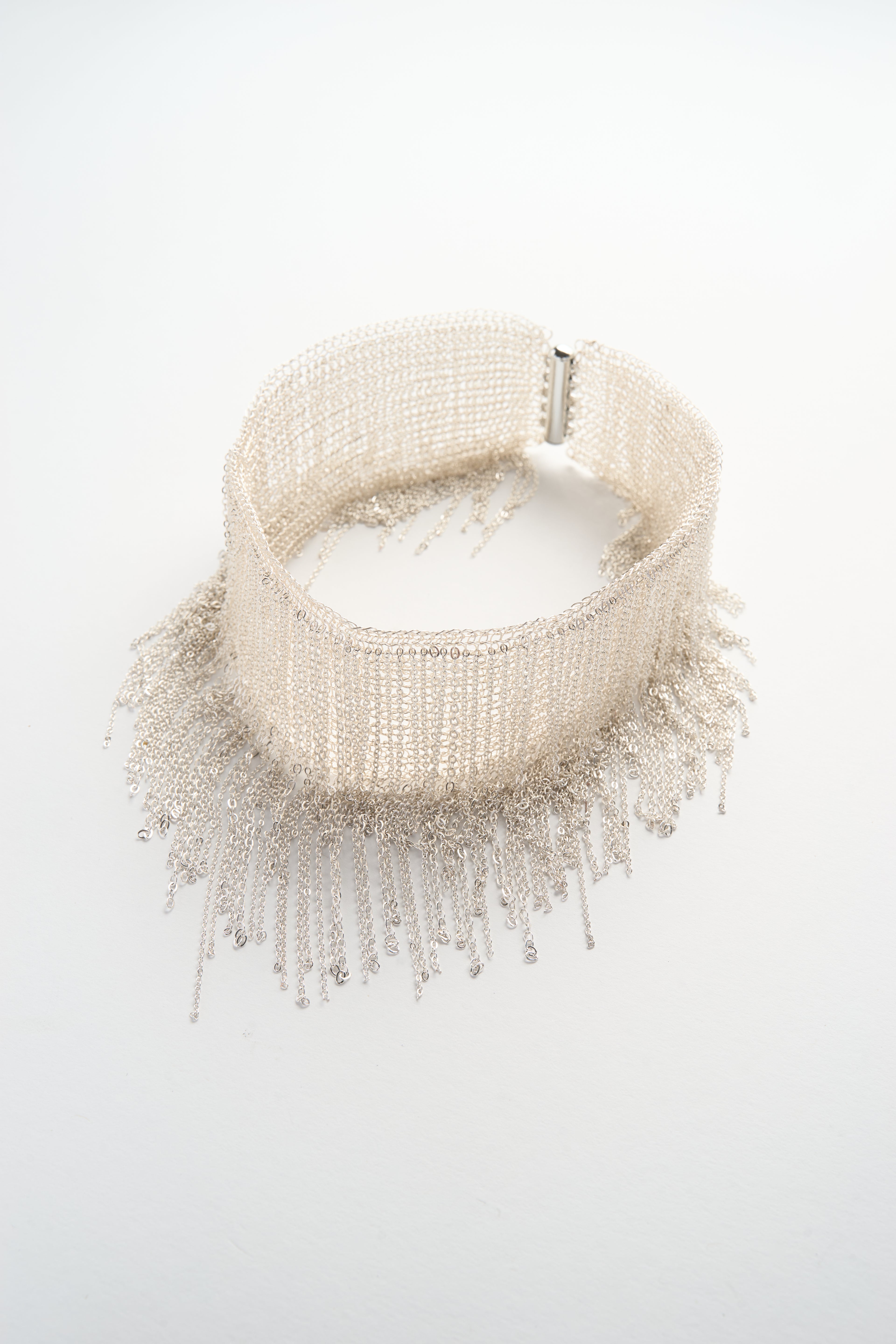 Drahtgehäkelter Fransen-Choker (Silberweiß)