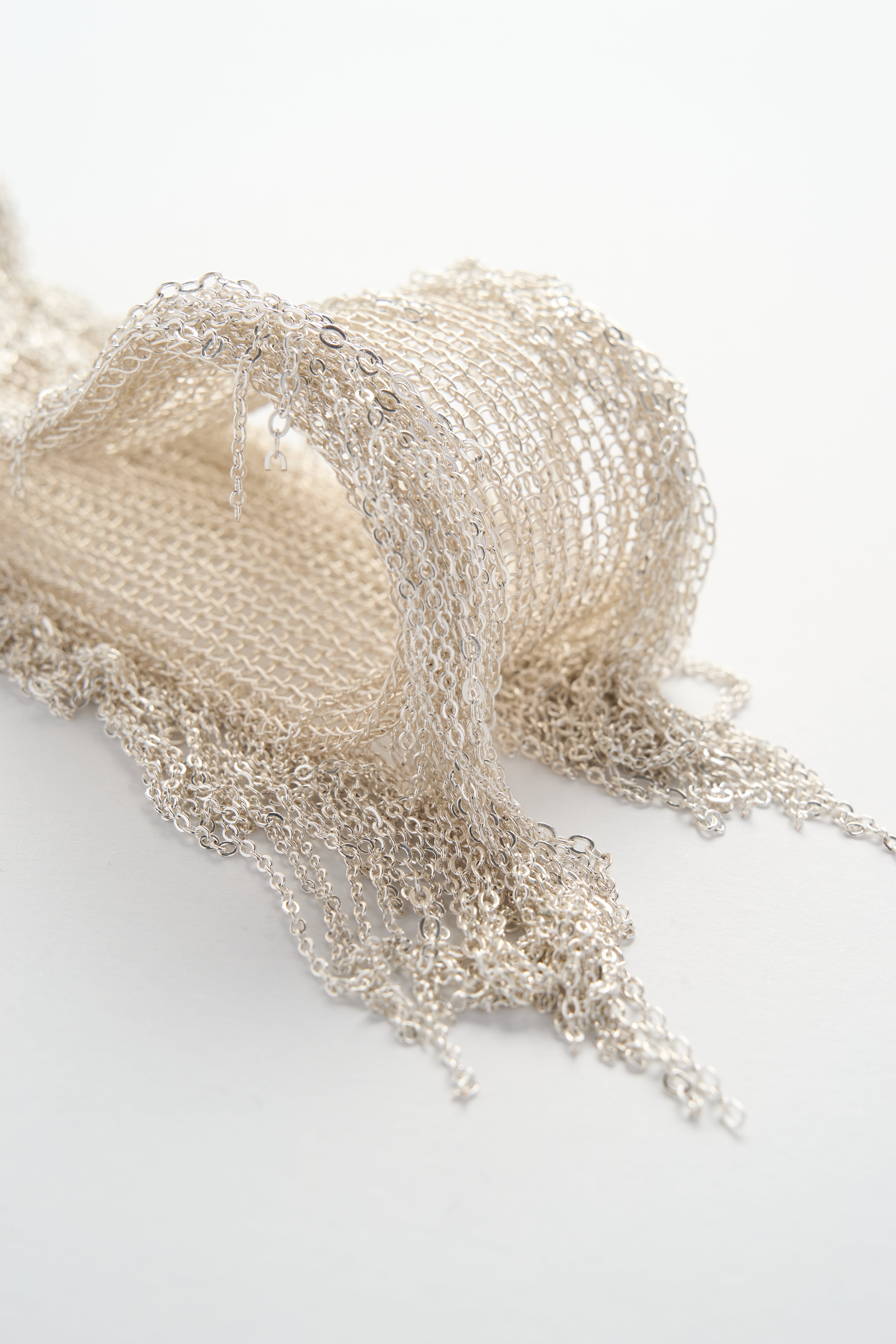 Drahtgehäkelter Fransen-Choker (Silberweiß)