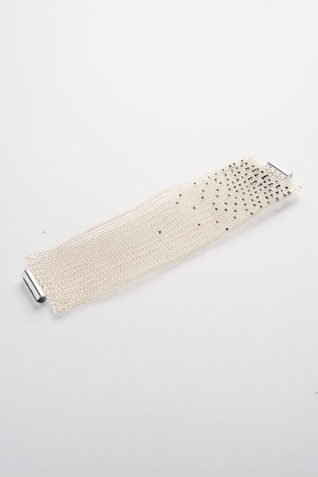 Drahtgehäkeltes breites Armband mit schwarzem Spinell-Verlauf (Silberweiß × Schwarz)