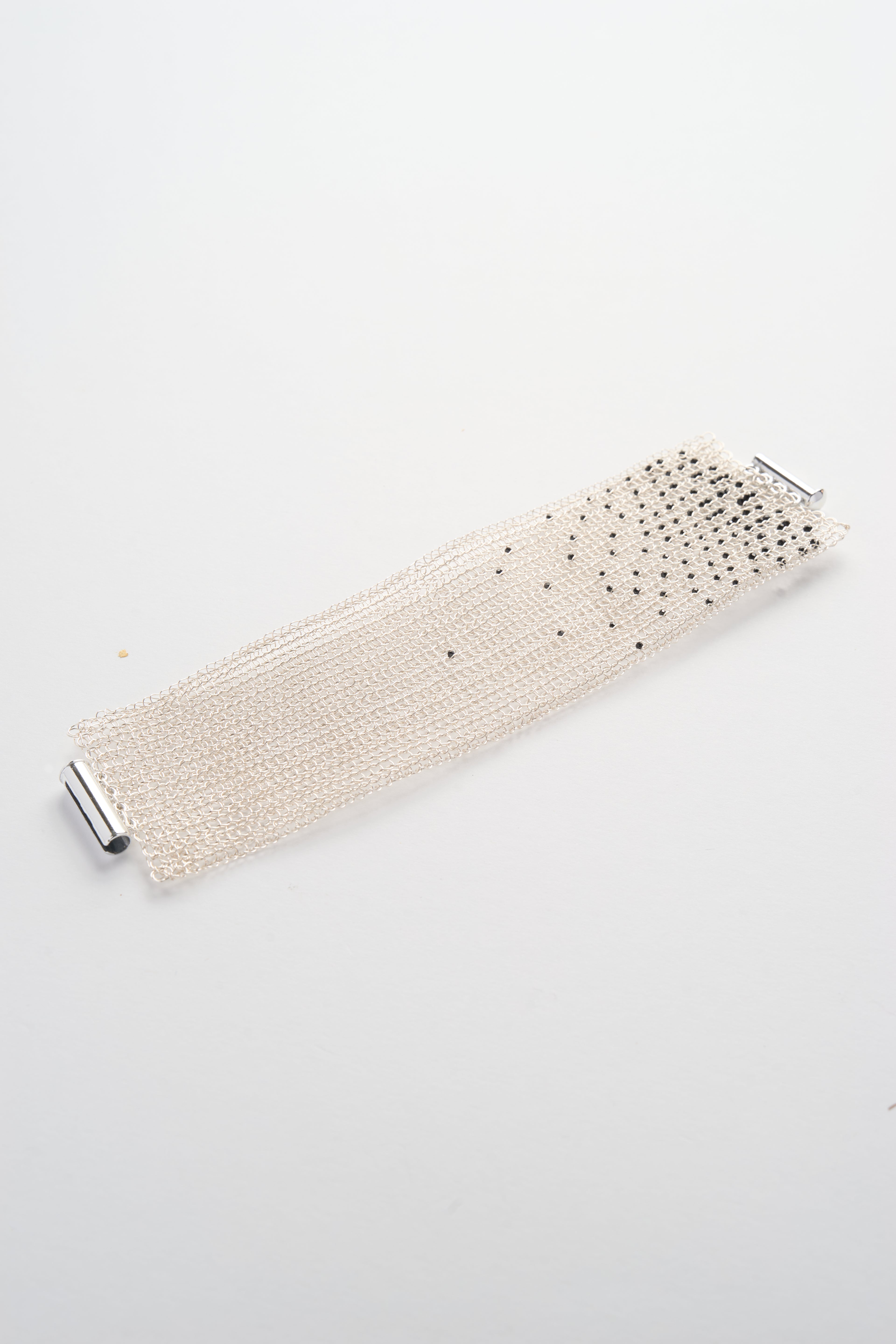 Drahtgehäkeltes breites Armband mit schwarzem Spinell-Verlauf (Silberweiß × Schwarz)