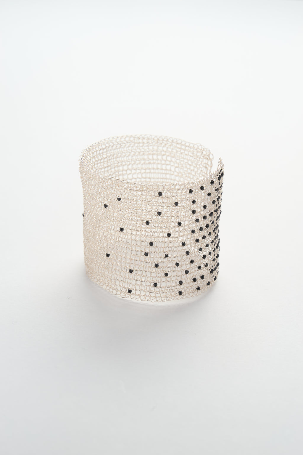 Drahtgehäkeltes breites Armband mit schwarzem Spinell-Verlauf (Silberweiß × Schwarz)