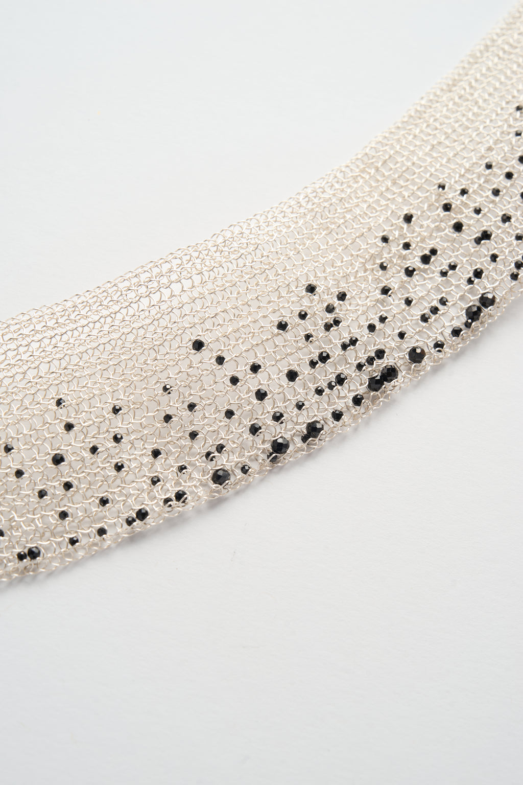 Drahtgehäkelter breiter Choker mit schwarzem Spinell-Verlauf (Silberweiß × Schwarz)