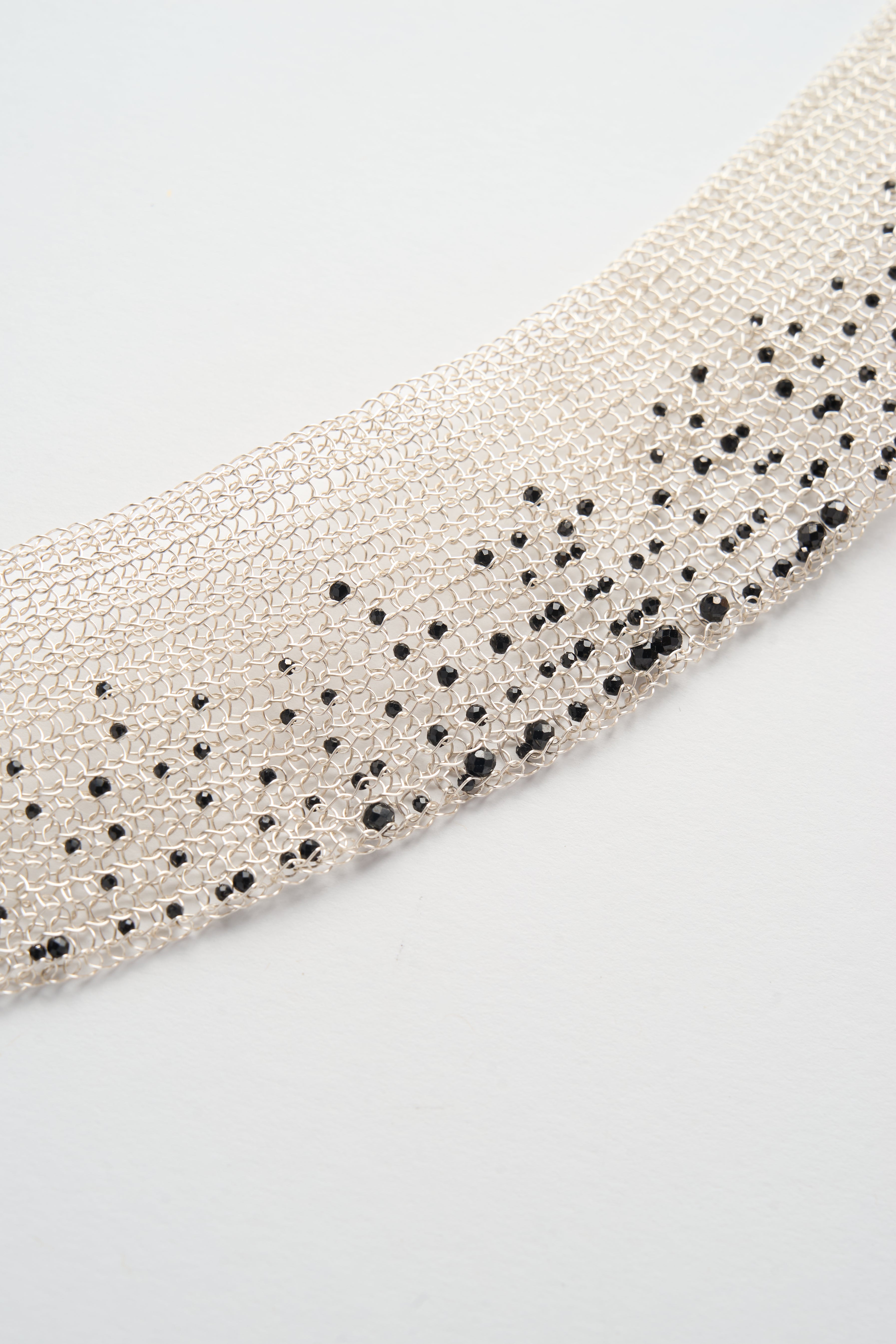 Drahtgehäkelter breiter Choker mit schwarzem Spinell-Verlauf (Silberweiß × Schwarz)