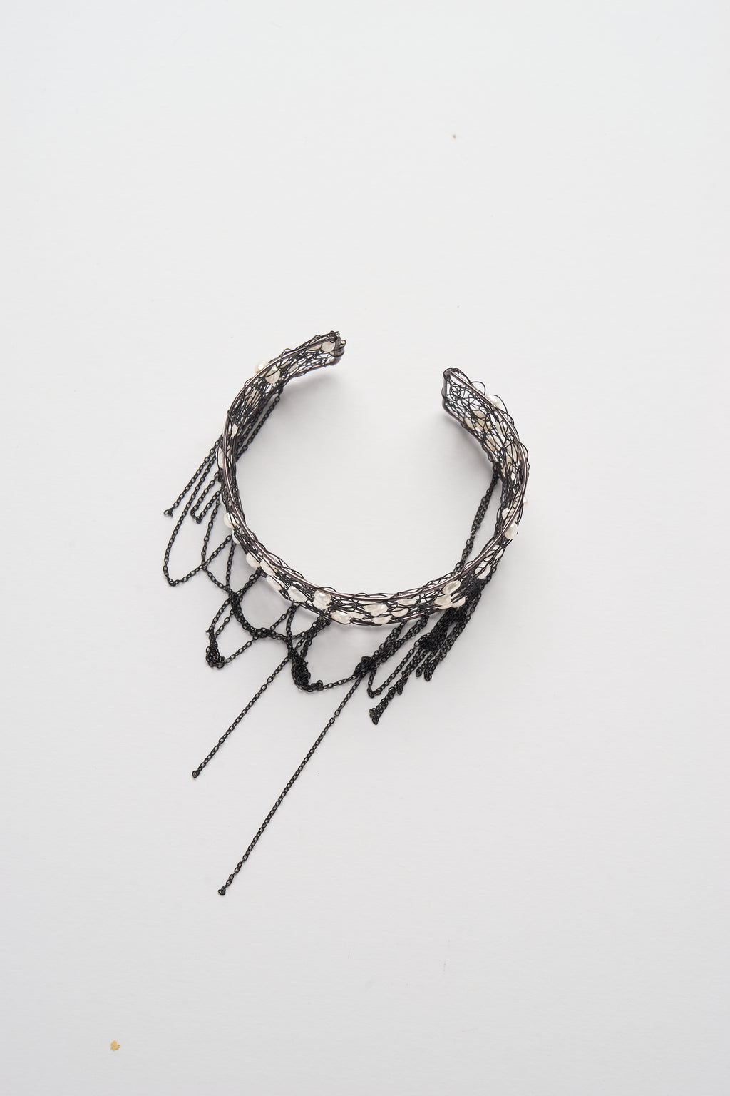 French-Knit Perlen-Mesh-Cuff (Schwarz × Gunmetal × Weiß)