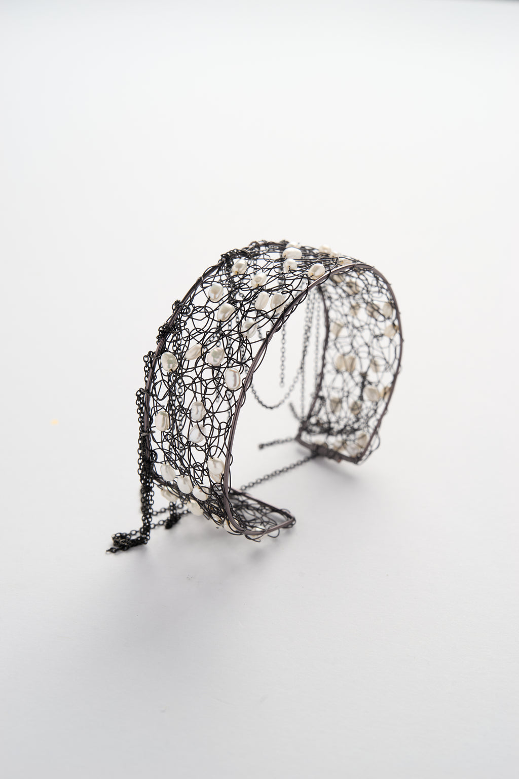 French-Knit Perlen-Mesh-Cuff (Schwarz × Gunmetal × Weiß)