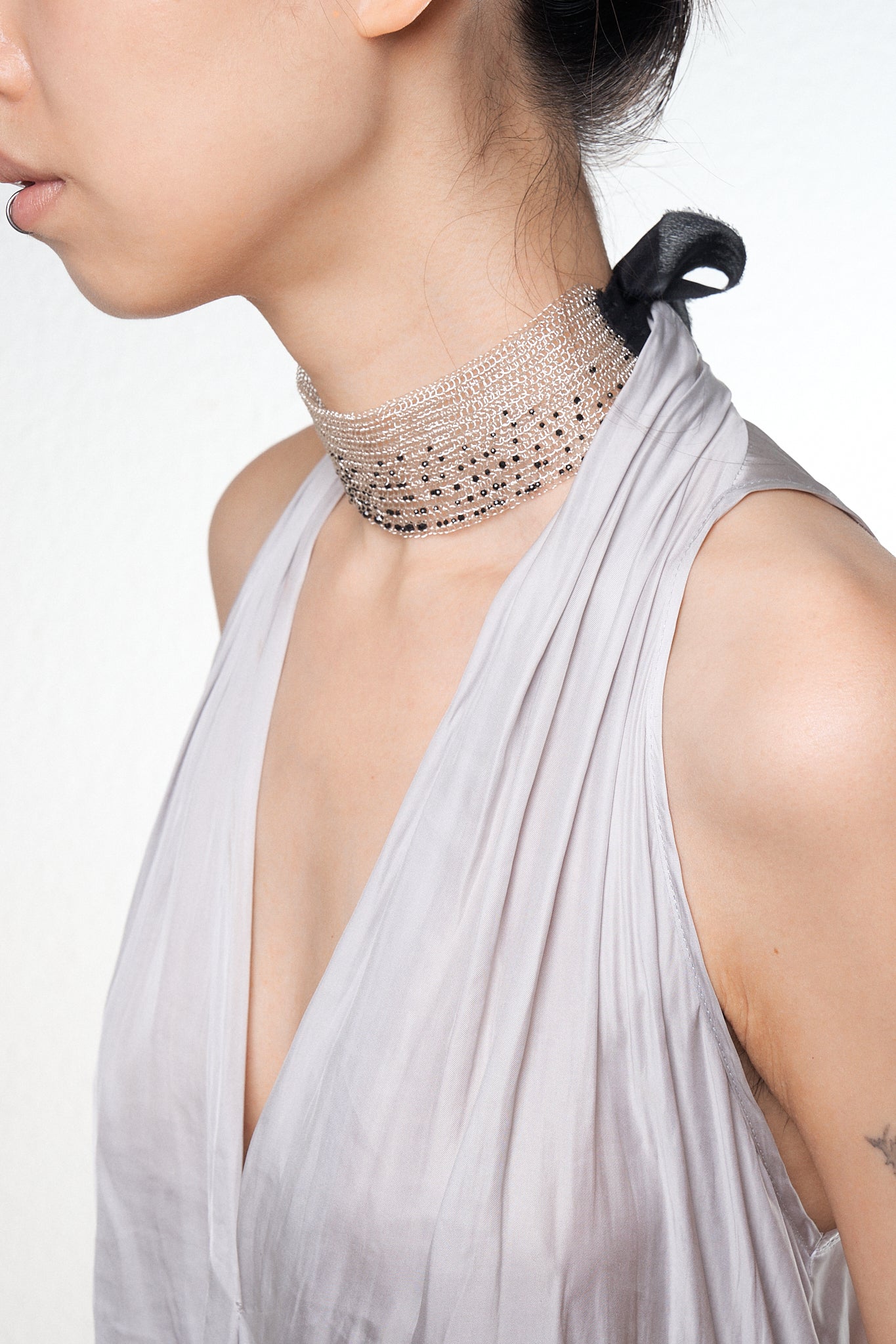 Drahtgehäkelter breiter Choker mit schwarzem Spinell-Verlauf (Silberweiß × Schwarz)