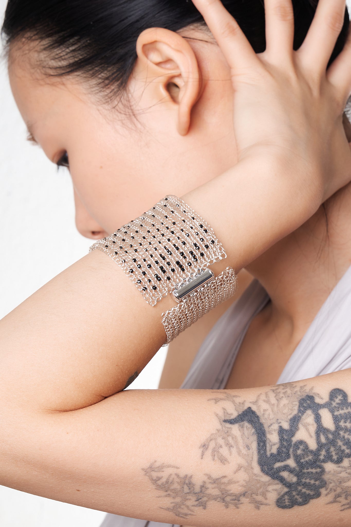 Drahtgehäkeltes breites Armband mit schwarzem Spinell-Verlauf (Silberweiß × Schwarz)