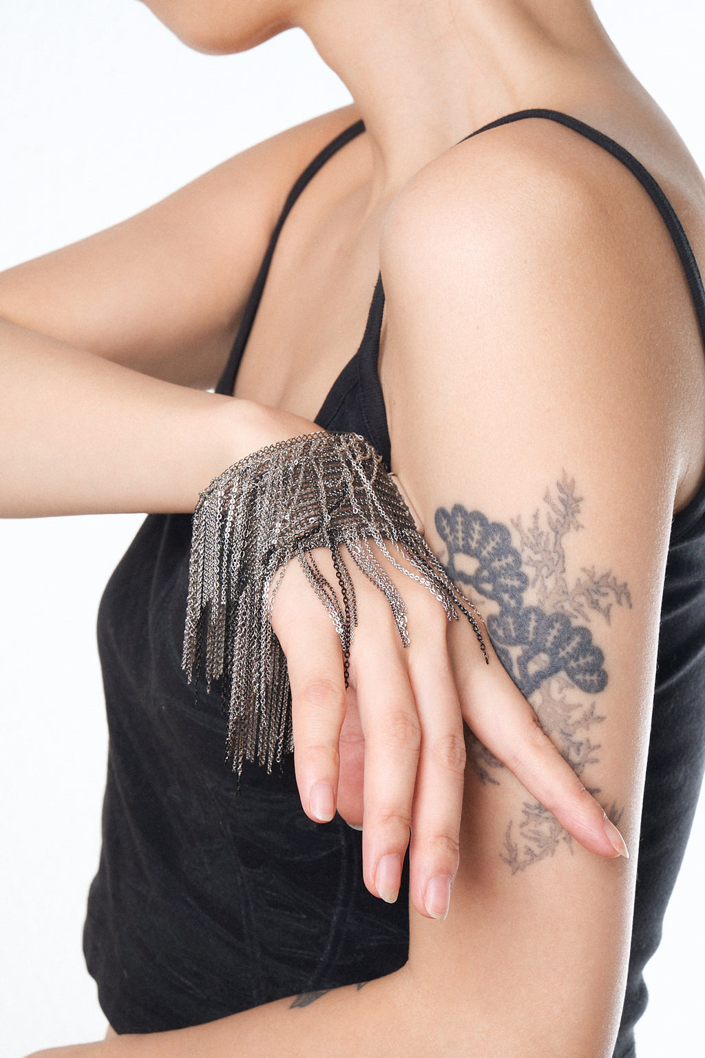 Drahtgehäkeltes Fransenarmband (Graphitsilber)