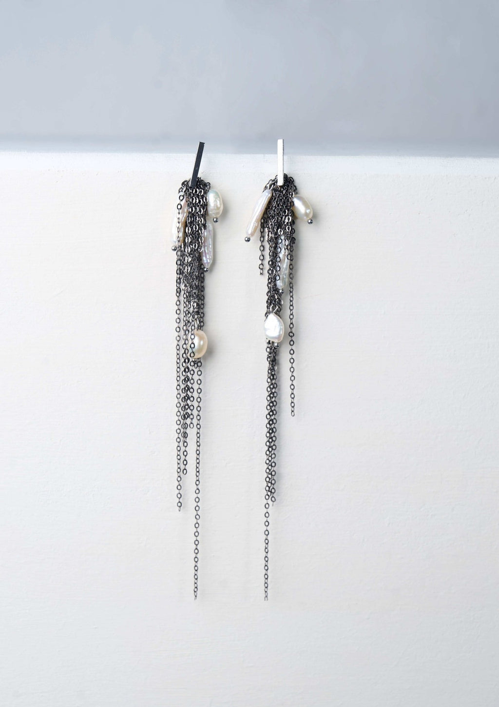 Pearls Earrings (Gun-black × Creamy White)