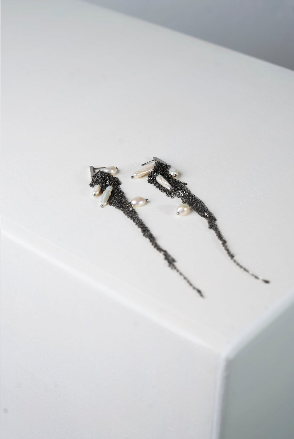 Pearls Earrings (Gun-black × Creamy White)