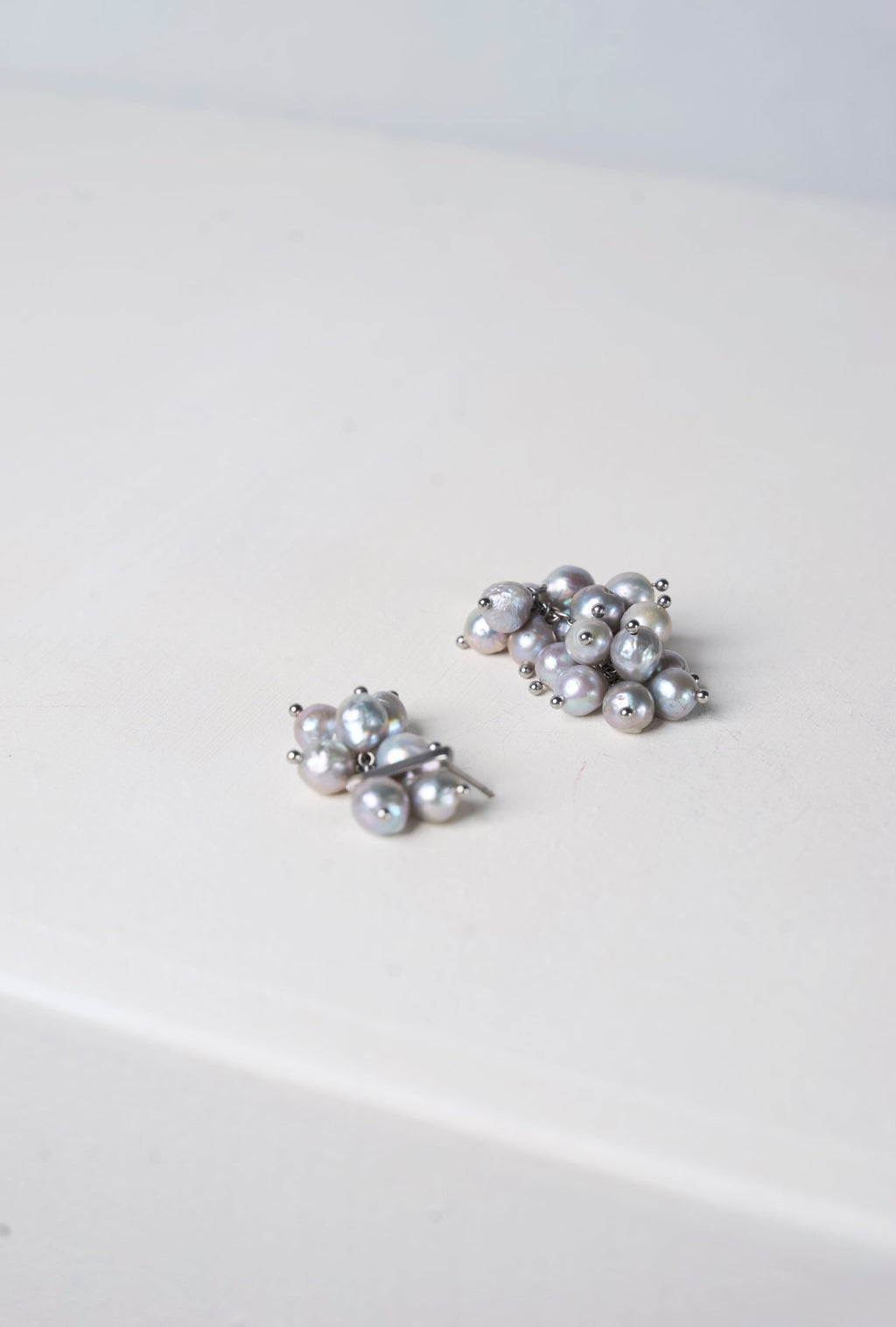 Pearls Earrings (Silver × White)