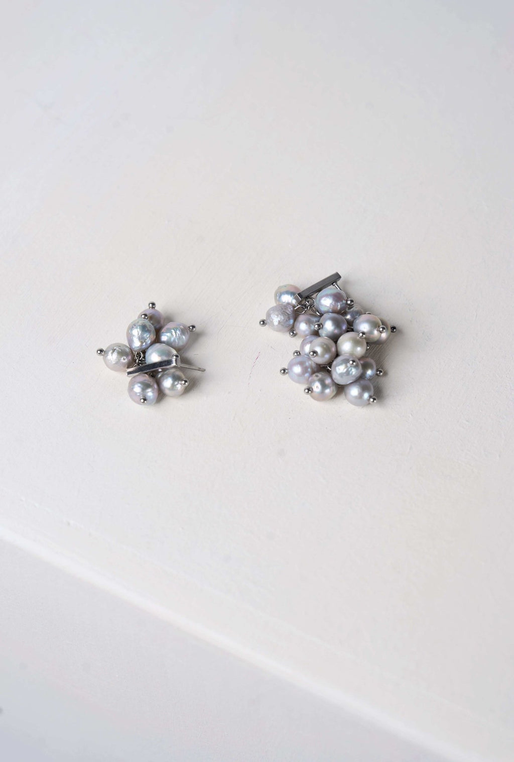 Pearls Earrings (Silver × White)
