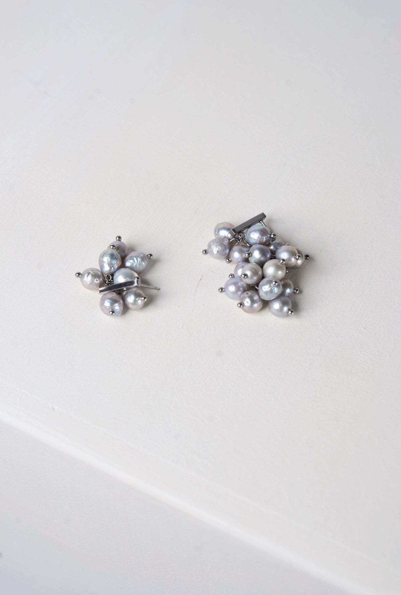 Pearls Earrings (Silver × White)