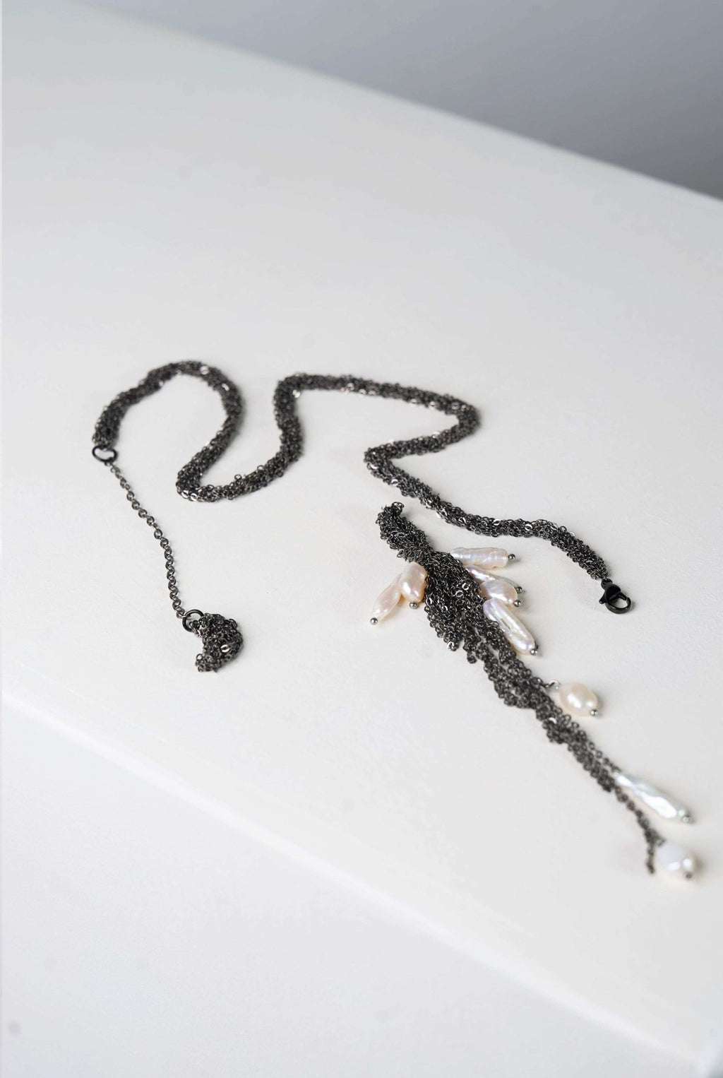 Pearls Necklace (Gun-black × Creamy White)