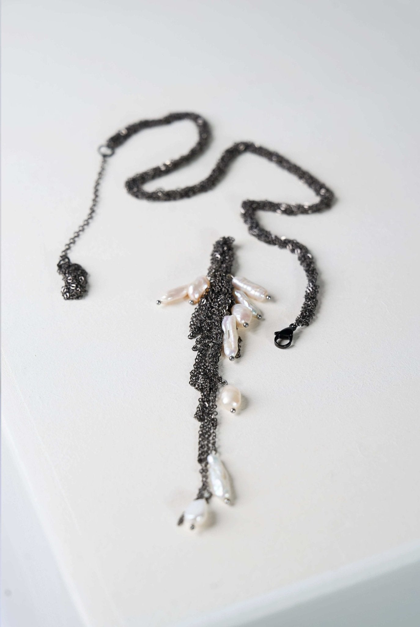 Pearls Necklace (Gun-black × Creamy White)
