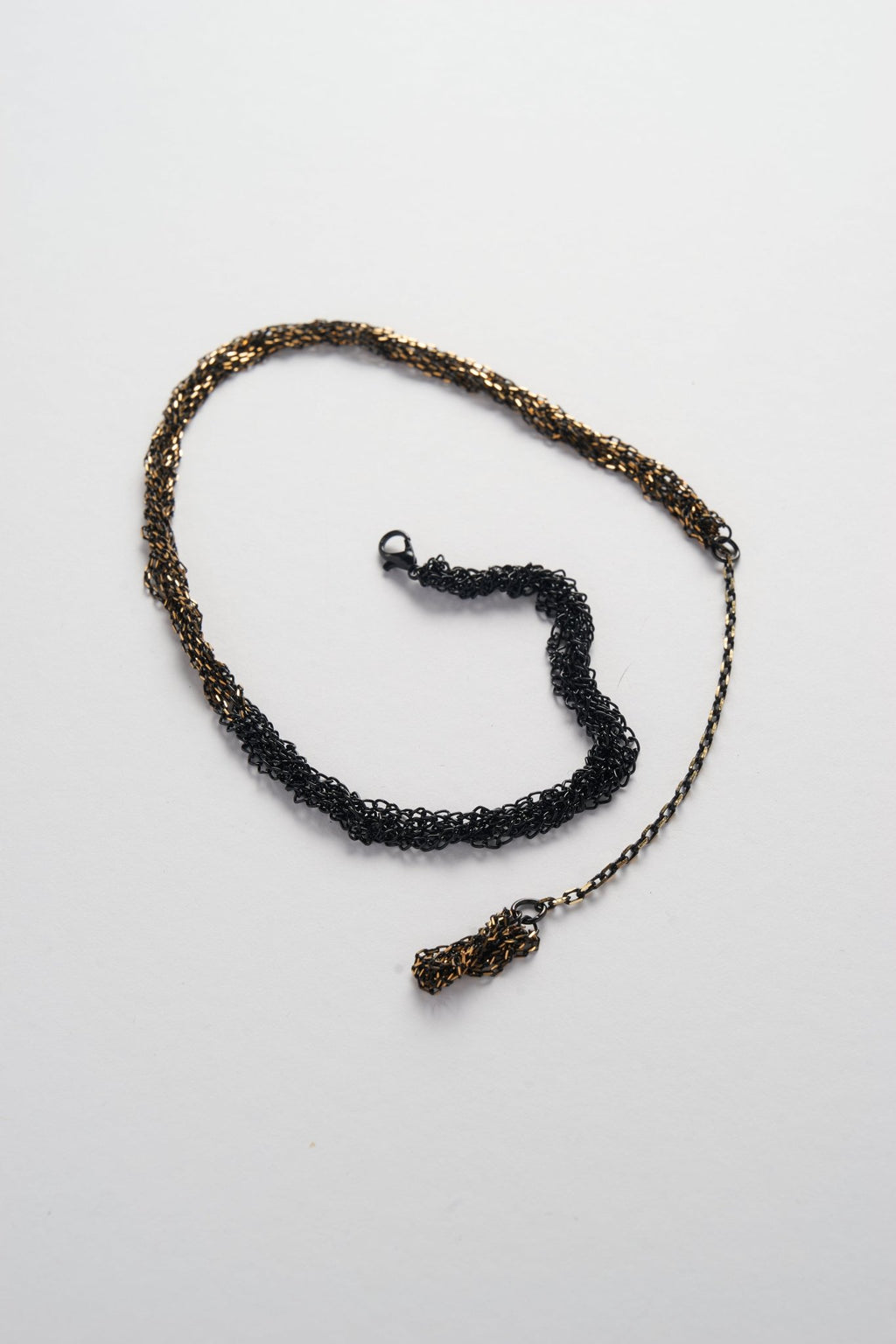 Two-Tone Metal Lace Necklace Golden and black