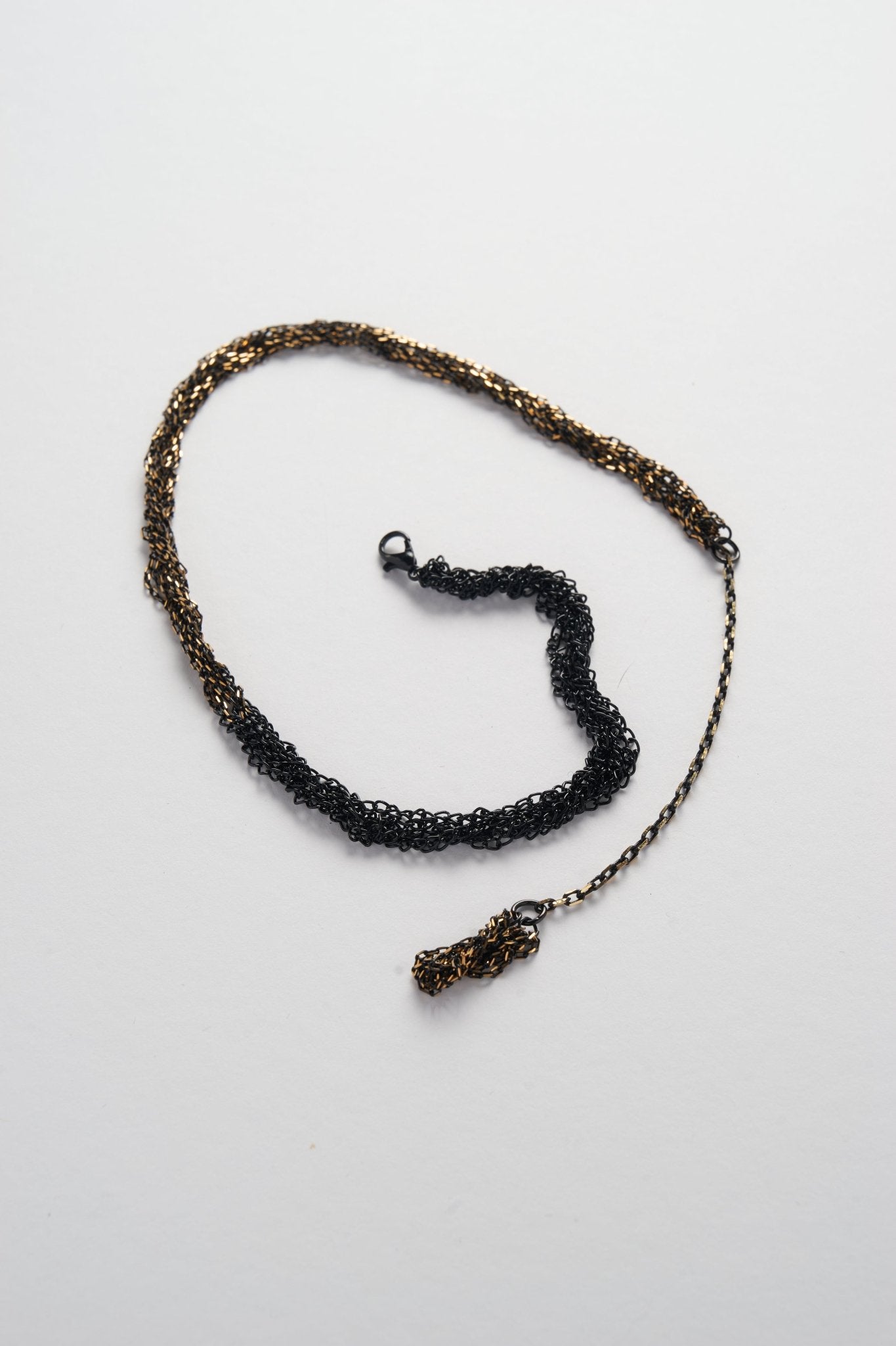 Two-Tone Metal Lace Necklace Golden and black