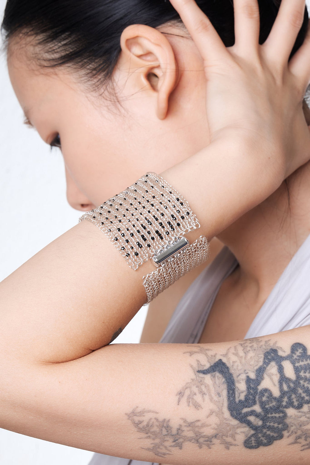 Wire Crochet Black Spinel Gradient Wide Bracelet (Silver White × Black)