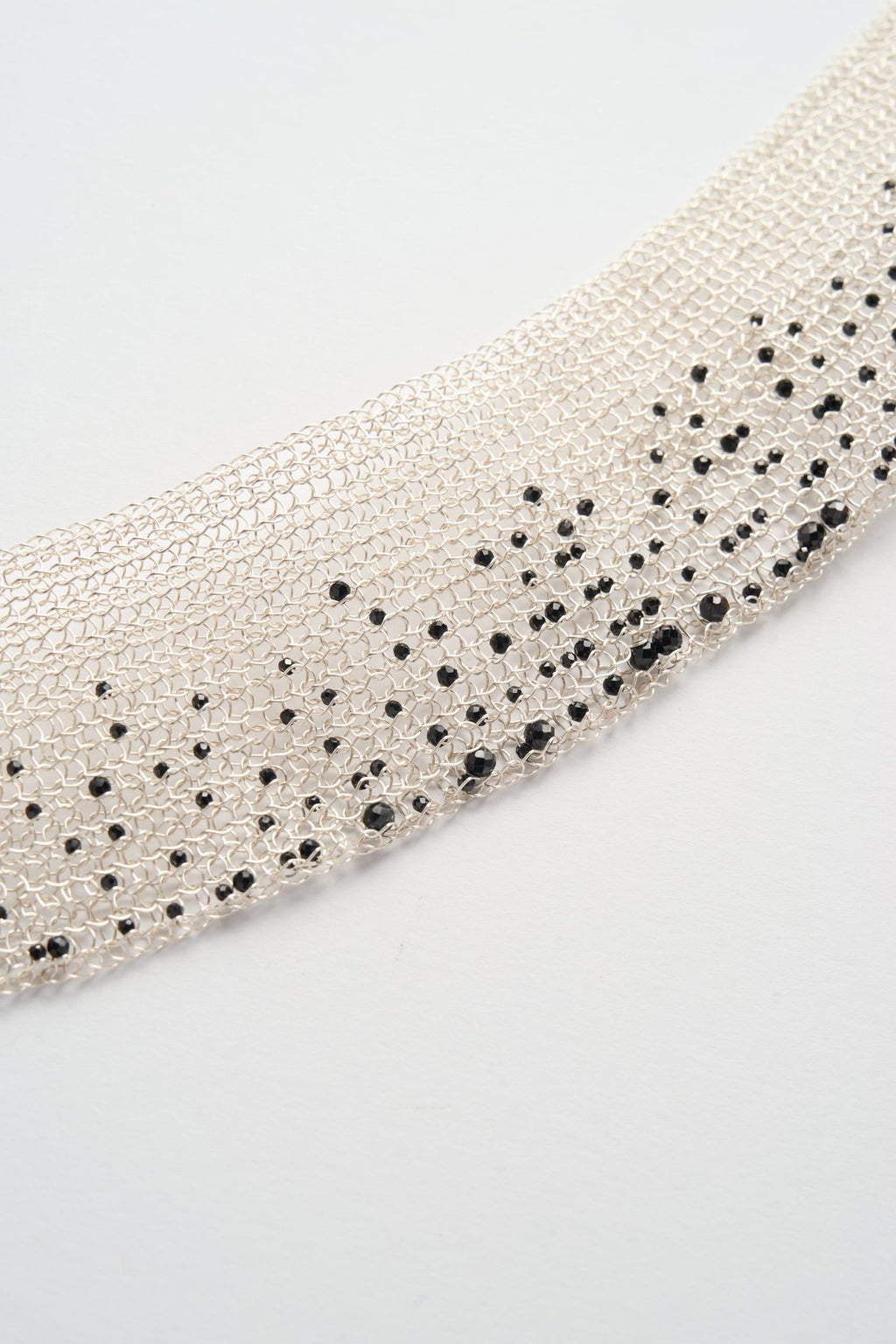 Wire Crochet Black Spinel Gradient Wide Choker (Silver White × Black)